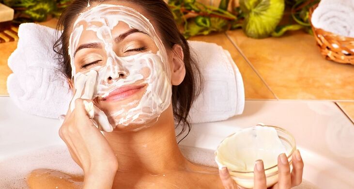 mask with fresh cheese to rejuvenate the skin
